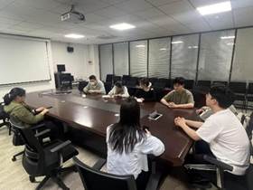 会议室里的人们

AI 生成的内容可能不正确。